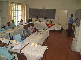 Eine neue Kandidatin, Céline Mwiza vom Gymnasium Institut Metanoïa in Goma, stellt sich erfolgreich dem BEBUC-Komitee vor (von links): T. Bishola, S. Pöhlmann (stehend), V. Mambo, K. Ndjoko, H. Mavoko, V. Mudogo. (Foto: M. Badesire)