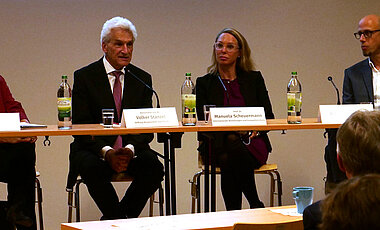 Während der Podiumsdiskussion beantworteten Doris Fischer, Volker Stanzel, Manuela Scheuermann und Björn Alpermann auch Fragen des Publikums.