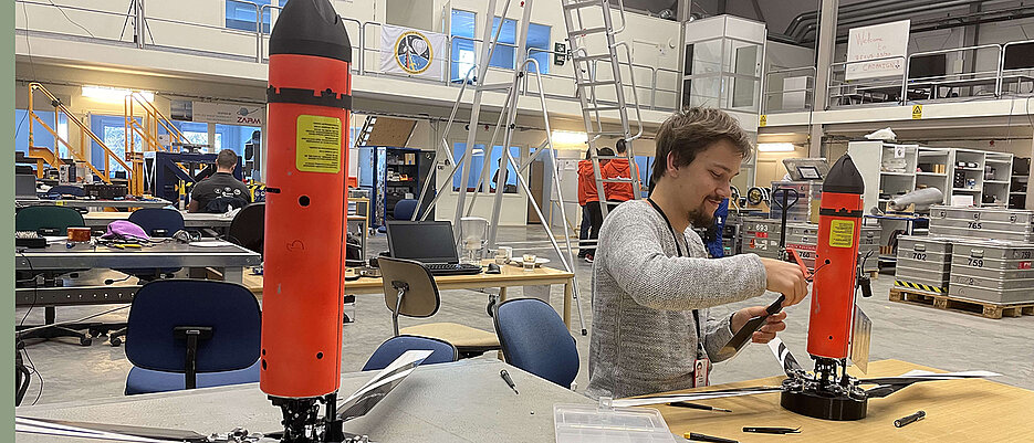 Sytemingenieur Lennart Werner nimmt letzte Vorbereitungen an den SpaceSeeds für die Verladung in die Rakete vor. 