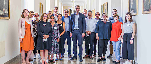 Wissenschaftsminister Markus Blume (Mitte) mit Vertreterinnen und Vertretern der Hochschulen, die im Programm „Förderung der impact-orientierten Entrepreneurship-Qualifizierung“ gefördert werden. Das Foto entstand beim Kick-off-meeting im Mai 2022 in München.