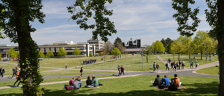 Pause zwischen den Vorlesungen: der grüne Hubland-Campus der Uni Würzburg.