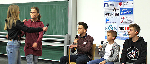 Schüler aus Hösbach spielen einen Sketch im Hörsaal. (Foto: UDI)