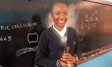 In ihrer Schuluniform: die neue BEBUC-Stipendiatin Ketsia Bakenda, Schülerin aus Lubumbashi.