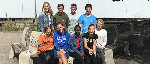 Sabine Kehr (hinten links) mit den jungen Parlamentarien des Schulparlaments der Grund- und Mittelschule Nord in Fürstenfeldbruck.