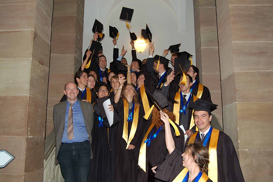 Die ersten Absolventen des internationalen Master-Studiengangs "Space Science and Technology" (Space Master) bei ihrer Abschlussfeier in der Würzburger Residenz. Foto: Robert Emmerich, 21. September 2007