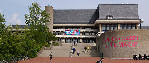 Geschmückt für den Festakt zum 400. Geburtstag: Blick auf die Würzburger Universitätsbibliothek.