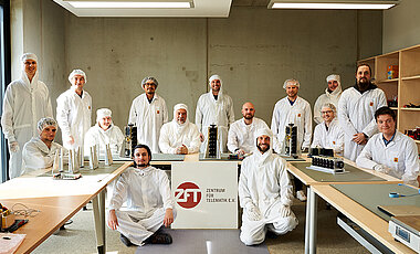 Das NetSat-Team mit den vier Kleinst-Satelliten.