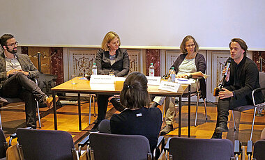 Podiumsdiskussion mit (v.l.): Hannes Gohli, Sarah Eaton, Doris Fischer und Daniel Fuchs.