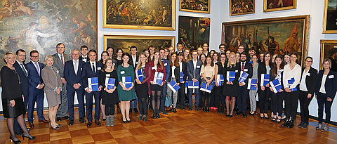 Gruppenbild mit Deutschlandstipendiaten der Universität Würzburg und Förderern. 