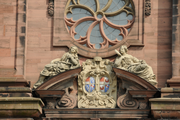 Über dem Westportal der Neubaukirche räkeln sich Justitia und Sapientia. Die zwei Figuren aus Sandstein wurden 1999 restauriert. Bild: Robert Emmerich