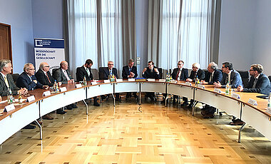 Blick in die Runde der Teilnehmer bei der Feierstunde im Senatssaal. (Foto: Marco Bosch)