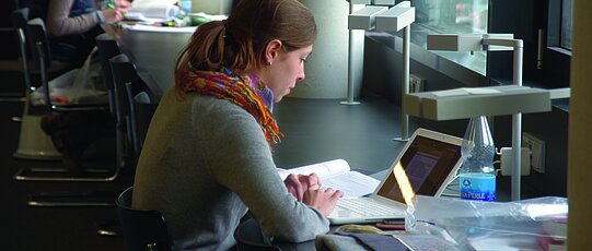 Studierende in der Bibliothek