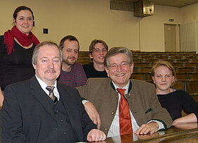 Studierende der Sonderpädagogik mit Minister Thomas Goppel und Unipräsident Axel Haase im Hörsaal.