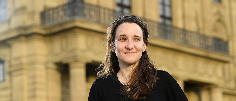 Michela Summa vor der Residenz, wo Teile des Instituts für Philosophie untergebracht sind.  (Foto: Daniel Peter)