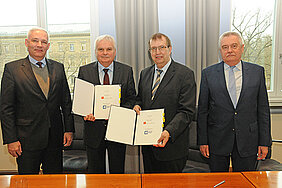 Unterzeichneten gemeinsam die Verträge (von links): Prorektor Andrzej Kucharski, Rektor Cezary Madryas, Präsident Alfred Forchel und Physikprofessor Jan Misiewicz. (Foto: Robert Emmerich)