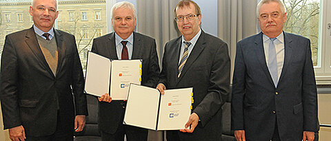 Unterzeichneten gemeinsam die Verträge (von links): Prorektor Andrzej Kucharski, Rektor Cezary Madryas, Präsident Alfred Forchel und Physikprofessor Jan Misiewicz. (Foto: Robert Emmerich)