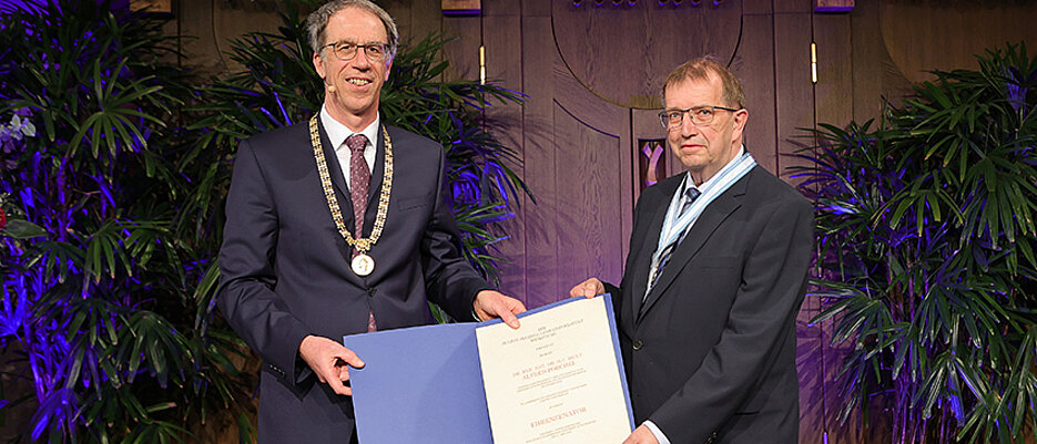 Alfred Forchel (rechts) wurde auf dem Stiftungsfest 2022 mit der Ehrensenatorwürde ausgezeichnet. Ihm gratulierte Universitätspräsident Paul Pauli.