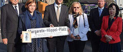 Gegen das Vergessen: Alt-Oberbürgermeister Jürgen Weber, Stefanie Köster, die Großnichte von Margarete Höppel, Oberbürgermeister Christian Schuchardt, Inge Weber-Pflüger, die Ehefrau des Alt-Oberbürgermeisters, Prof. Jürgen Deckert, der Sprecher 