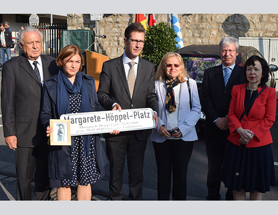 Gegen das Vergessen: Alt-Oberbürgermeister Jürgen Weber, Stefanie Köster, die Großnichte von Margarete Höppel, Oberbürgermeister Christian Schuchardt, Inge Weber-Pflüger, die Ehefrau des Alt-Oberbürgermeisters, Prof. Jürgen Deckert, der Sprecher 