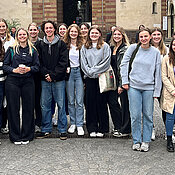 Anne Simmenroth (li.), Dr. Alexander Pyrges (Institut für Geschichte der Medizin, Zweiter v.li.) und Sabine Schlegelmilch (Vierte v.li.) gemeinsam mit Studierenden des Seminars vor dem Würzburger Dom. 