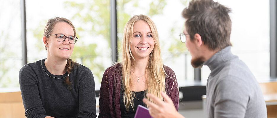 An der Universität Würzburg ist zum Sommersemester 2020 der Start in viele zulassungsfreie Studiengänge möglich.