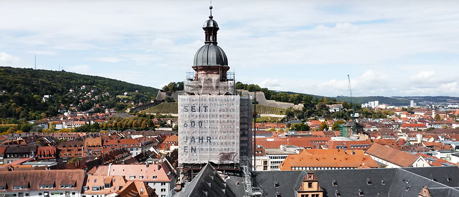 Seit mehr als 400 Jahren ragt der Turm der Neubaukirche über Würzburg. Jetzt wird er umfassend saniert.