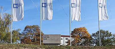 Fahnen Universität Würzburg und Stein Campus Hubland Nord