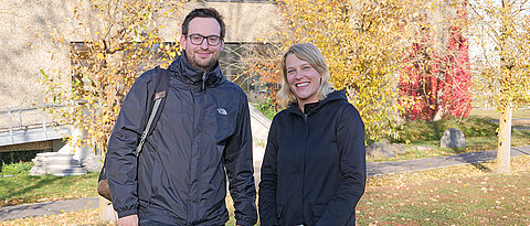 Juniorprofessorin Julia Meister und Absolvent Philipp Garbe auf dem Hubland-Campus der Uni Würzburg.