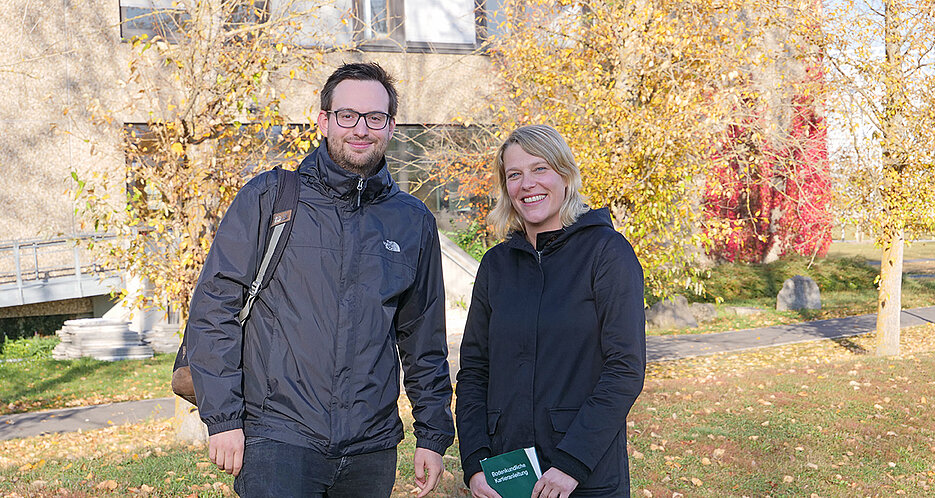 Juniorprofessorin Julia Meister und Absolvent Philipp Garbe auf dem Hubland-Campus der Uni Würzburg.