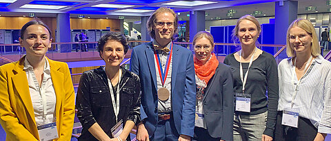 Christoph Erbacher (3. v. l.) erhielt den diesjährigen Förderpreis für Schmerzforschung der Deutschen Schmerzgesellschaft e. V. Mit ihm freuen sich aus dem Team von Nurcan Üçeyler (2. v. l.) Mariami Abuladze, Luisa Kreß, Cara Fellmann und Betty Feulner (v. l.).