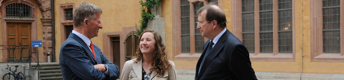 Dr. h.c. Klett und Prof. Dr. Forchel im Gespräch mit einer Studentin im Innenhof der Alten Universität