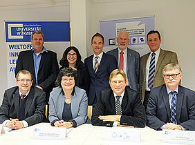 Sie stellten der Presse den neuen Verbund „Inklusive Hochschule und barrierefreies Bayern“ vor: Vorne von links Alfred Forchel, Ute Ambrosius, Oliver Jörg und Uwe Klug. Hinten von links Bernd Mölter, Sandra Mölter, Olaf Hoos, Reinhard Lelgemann und