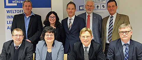 Sie stellten der Presse den neuen Verbund „Inklusive Hochschule und barrierefreies Bayern“ vor: Vorne von links Alfred Forchel, Ute Ambrosius, Oliver Jörg und Uwe Klug. Hinten von links Bernd Mölter, Sandra Mölter, Olaf Hoos, Reinhard Lelgemann und