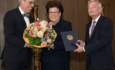 Auszeichnung für Barbara Stamm mit Matthias Frosch (l.) und Georg Ertl.