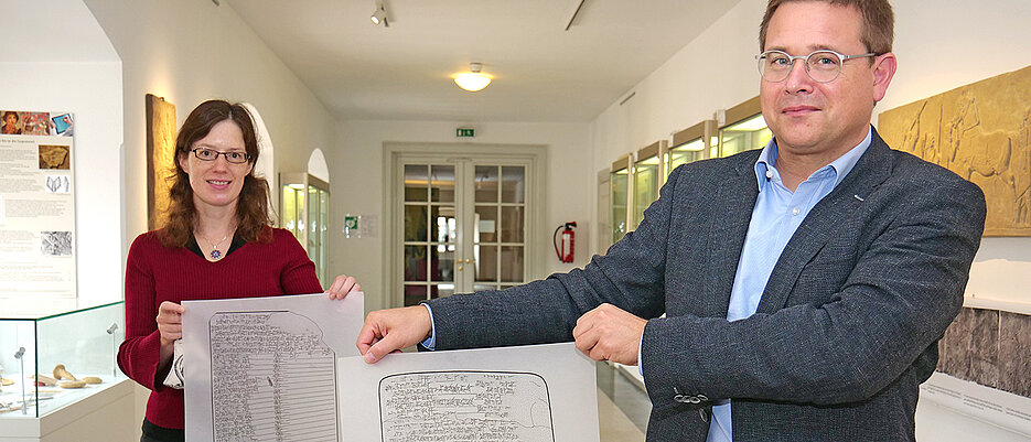 Greta Van Buylaere und Daniel Schwemer mit zwei Abschriften von Keilschriftfragmenten aus der Babylon-Sammlung der Archäologischen Museen Istanbul - natürlich in deutlicher Vergrößerung.