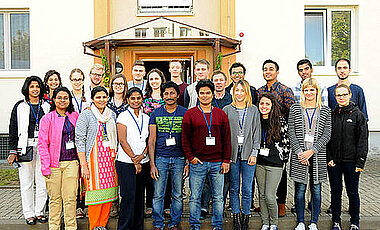 Studierende, die im Rahmen der internationalen Summer School "Functional Genomics" nach Würzburg ans CCTB kamen. In der Mitte: Koordinator Professor Dr. Artur Korte. (Alle Bilder: Marco Bosch)