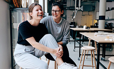 Die Gründerinnen der Alkymi Materialbar: Anastasia Meid (l.) und Magdalena Skala.