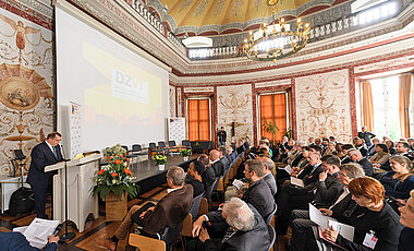 Unipräsident Alfred Forchel eröffnete das Gründungssymposium im Toscanasaal der Residenz.