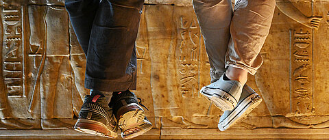 Zwei wissenschaftlichen Mitarbeiterinnen vom Lehrstuhl für Ägyptologie der Universität Würzburg arbeiten im Horus-Tempel von Edfu in Ägypten. Sie vergleichen Faksimile-Zeichnungen der Inschriften und Reliefs im inneren Kern des Tempels mit der Wirklichkeit.