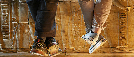 Zwei wissenschaftlichen Mitarbeiterinnen vom Lehrstuhl für Ägyptologie der Universität Würzburg arbeiten im Horus-Tempel von Edfu in Ägypten. Sie vergleichen Faksimile-Zeichnungen der Inschriften und Reliefs im inneren Kern des Tempels mit der Wirklichkeit.