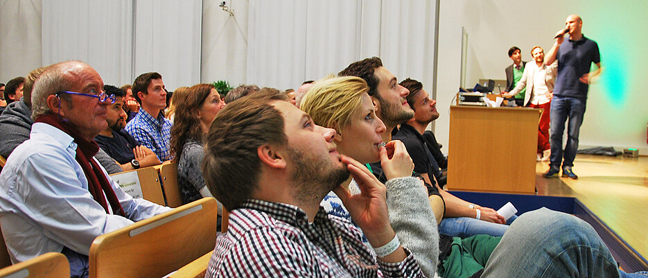 Ein früherer Science Slam im Audimax der Uni Würzburg. Nun ist die Universitätsbibliothek der Austragungsort des Wettbewerbs.