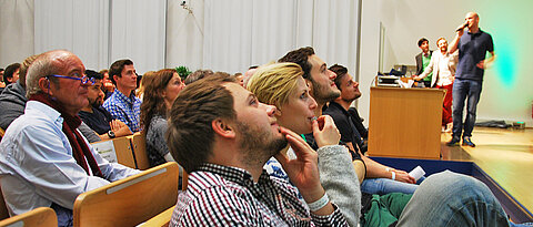 Ein früherer Science Slam im Audimax der Uni Würzburg. Nun ist die Universitätsbibliothek der Austragungsort des Wettbewerbs.