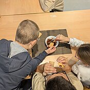 Die Schüler:innen lassen sich die selbstgemachte Schokocreme schmecken. 