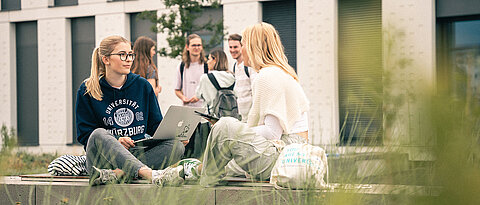 Studierende der Universität Würzburg vor dem Zentrum für Philologie und Digitalität auf dem Campus Nord.