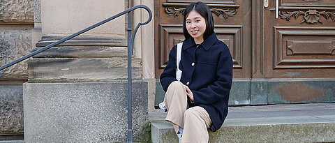 Mai Chi Hoang in Würzburg vor der Uni am Sanderring. Sie ist im Studiengang deutsch-französische Studien eingeschrieben, der im Winter 2022 an den Start ging.