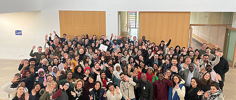 Fröhliche Gesichter aus aller Welt. Die Adult Education Academy an der Universität Würzburg war auch 2026 wieder ein voller Erfolg. 