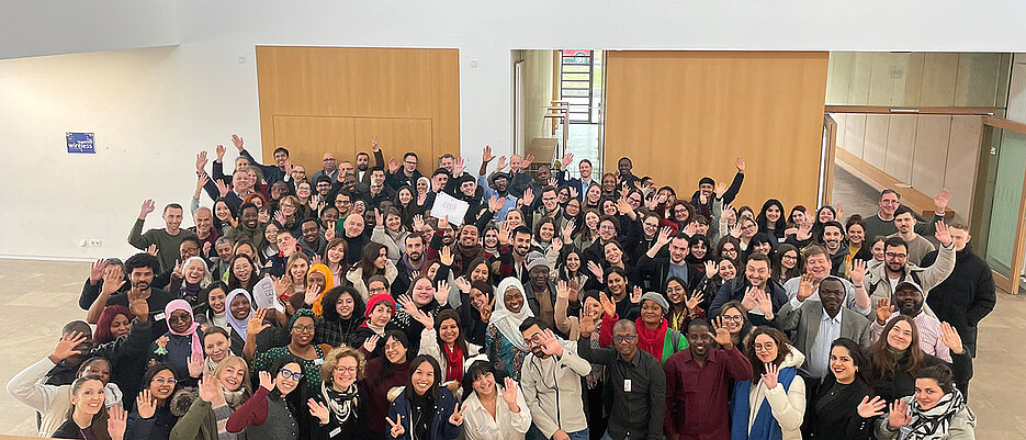 Fröhliche Gesichter aus aller Welt. Die Adult Education Academy an der Universität Würzburg war auch 2026 wieder ein voller Erfolg. 