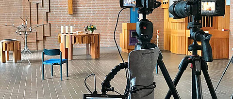 Alles startklar für die Video-Aufzeichnung eines Gottesdienstes. In der Corona-Krise haben die Kirchen auch digitale Wege beschritten.