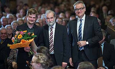 Martin Sturm (links) erhält den Keck-Köppe-Förderpreis für Musik. Neben ihm Laudator Professor Christoph Bossert und Unibund-Vorsitzender David Brandstätter. (Foto: Daniel Peter)