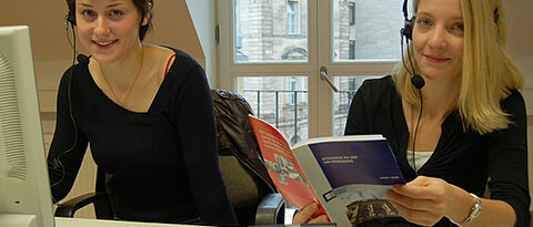 Die Studentinnen Simone Kapp (links) und Julia Becker vom Telefonservice der Uni Würzburg. Sie beantworten Fragen rund ums Studium oder vermitteln Anrufer an die richtige Stelle. Foto: Robert Emmerich